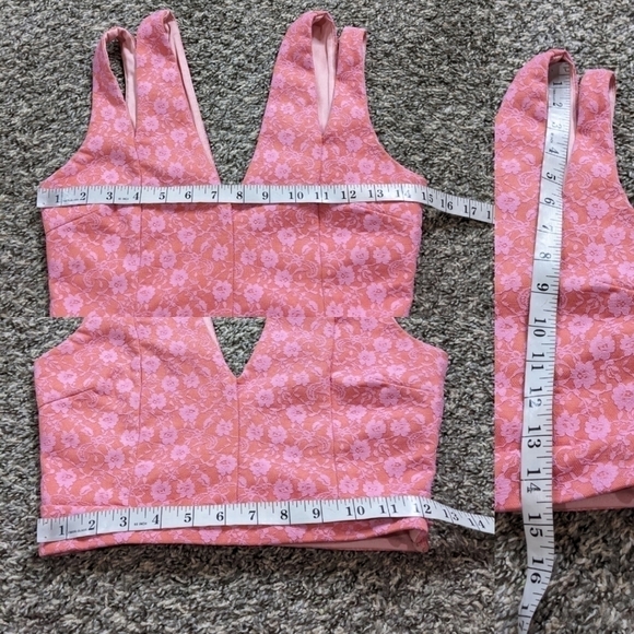 ✨3/$15 Miss Selfridge pink floral lace v neck crop top 6 - Picture 5 of 7